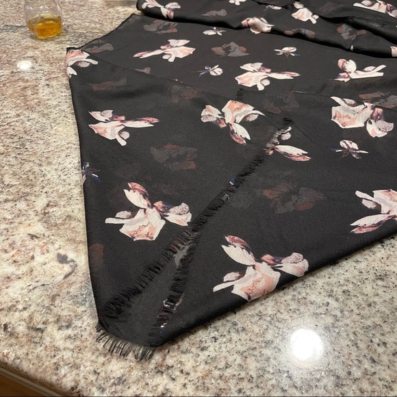 Beautiful scarf in black with some pinks and blues. Gorgeous - Picture 3 of 4